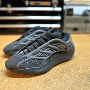 ADIDAS YEEZY 700 V3 - DARK BLACK